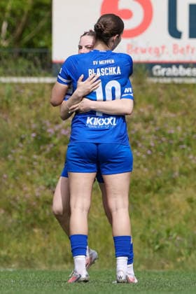 v.li.: Torschützin Marleen Kropp (SV Meppen, 9) und Anouk Blaschka (SV Meppen, 10) mit Torjubel, Jubel, jubeln, jubelt, optimistisch, Spielszene, Highlight, Freude über das Tor zum 1:0, DIE DFB-RICHTLINIEN UNTERSAGEN JEGLICHE NUTZUNG VON FOTOS ALS SEQUENZBILDER UND ODER VIDEOÄHNLICHE FOTOSTRECKEN. DFB REGULATIONS PROHIBIT ANY USE OF PHOTOGRAPHS AS IMAGE SEQUENCES AND OR QUASI-VIDEO., 03.05.2026, Meppen (Deutschland), Fussball, 2. Frauen-Bundesliga, SV Meppen - FC Ingolstadt 04