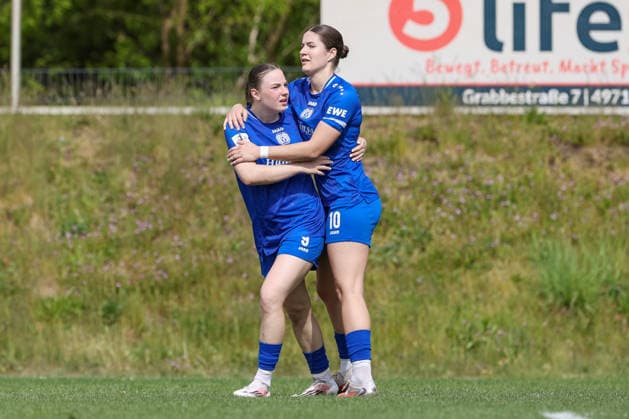 v.li.: Torschützin Marleen Kropp (SV Meppen, 9) und Anouk Blaschka (SV Meppen, 10) mit Torjubel, Jubel, jubeln, jubelt, optimistisch, Spielszene, Highlight, Freude über das Tor zum 1:0, DIE DFB-RICHTLINIEN UNTERSAGEN JEGLICHE NUTZUNG VON FOTOS ALS SEQUENZBILDER UND ODER VIDEOÄHNLICHE FOTOSTRECKEN. DFB REGULATIONS PROHIBIT ANY USE OF PHOTOGRAPHS AS IMAGE SEQUENCES AND OR QUASI-VIDEO., 03.05.2026, Meppen (Deutschland), Fussball, 2. Frauen-Bundesliga, SV Meppen - FC Ingolstadt 04