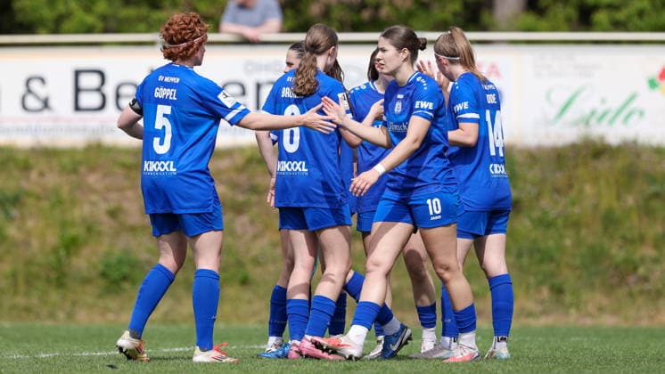 Spielerinnen vom SV Meppen mit Torjubel, Jubel, jubeln, jubelt, optimistisch, Spielszene, Highlight, Freude über das Tor zum 1:0, DIE DFB-RICHTLINIEN UNTERSAGEN JEGLICHE NUTZUNG VON FOTOS ALS SEQUENZBILDER UND ODER VIDEOÄHNLICHE FOTOSTRECKEN. DFB REGULATIONS PROHIBIT ANY USE OF PHOTOGRAPHS AS IMAGE SEQUENCES AND OR QUASI-VIDEO., 03.05.2026, Meppen (Deutschland), Fussball, 2. Frauen-Bundesliga, SV Meppen - FC Ingolstadt 04