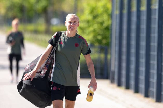 Pernille Harder (FC Bayern Muenchen, 21) auf dem Weg zum Training, GER, Offizielles Abschlusstraining FC Bayern Muenchen, Fussball, UEFA Womens Champions League, Halbfinale, Rueckspiel, Saison 2025 2026, 02.05.2026, GER, Offizielles Abschlusstraining FC Bayern Muenchen, Fussball, UEFA Womens Champions League, Halbfinale, Rueckspiel, Saison 2025 2026, 02.05.2026 Muenchen Copyright: xEibner-Pressefoto JennixMaulx EP_JML