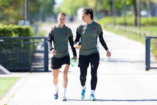 Klara Buehl (FC Bayern Muenchen, 17) und Maria Luisa Grohs (FC Bayern Muenchen, 01) auf dem Weg zum Training, GER, Offizielles Abschlusstraining FC Bayern Muenchen, Fussball, UEFA Womens Champions League, Halbfinale, Rueckspiel, Saison 2025 2026, 02.05.2026, GER, Offizielles Abschlusstraining FC Bayern Muenchen, Fussball, UEFA Womens Champions League, Halbfinale, Rueckspiel, Saison 2025 2026, 02.05.2026 Muenchen Copyright: xEibner-Pressefoto JennixMaulx EP_JML