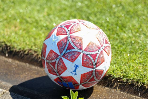 Der offizielle Spielball der UEFA Womens Championsleague mit der Aufschreift Oslo 2026 auf dem Rasen, Symbildbild, Themenbild, GER, Offizielles Abschlusstraining FC Bayern Muenchen, Fussball, UEFA Womens Champions League, Halbfinale, Rueckspiel, Saison 2025 2026, 02.05.2026, GER, Offizielles Abschlusstraining FC Bayern Muenchen, Fussball, UEFA Womens Champions League, Halbfinale, Rueckspiel, Saison 2025 2026, 02.05.2026 Muenchen Copyright: xEibner-Pressefoto JennixMaulx EP_JML