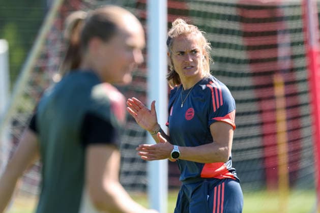 Clara Schoene (FC Bayern Muenchen, Co-Trainerin) gestikuliert beim Training, GER, Offizielles Abschlusstraining FC Bayern Muenchen, Fussball, UEFA Womens Champions League, Halbfinale, Rueckspiel, Saison 2025 2026, 02.05.2026, GER, Offizielles Abschlusstraining FC Bayern Muenchen, Fussball, UEFA Womens Champions League, Halbfinale, Rueckspiel, Saison 2025 2026, 02.05.2026 Muenchen Copyright: xEibner-Pressefoto JennixMaulx EP_JML