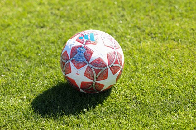 Der offizielle Spielball der UEFA Womens Championsleague mit Logo auf dem Rasen, Symbildbild, Themenbild, GER, Offizielles Abschlusstraining FC Bayern Muenchen, Fussball, UEFA Womens Champions League, Halbfinale, Rueckspiel, Saison 2025 2026, 02.05.2026, GER, Offizielles Abschlusstraining FC Bayern Muenchen, Fussball, UEFA Womens Champions League, Halbfinale, Rueckspiel, Saison 2025 2026, 02.05.2026 Muenchen Copyright: xEibner-Pressefoto JennixMaulx EP_JML