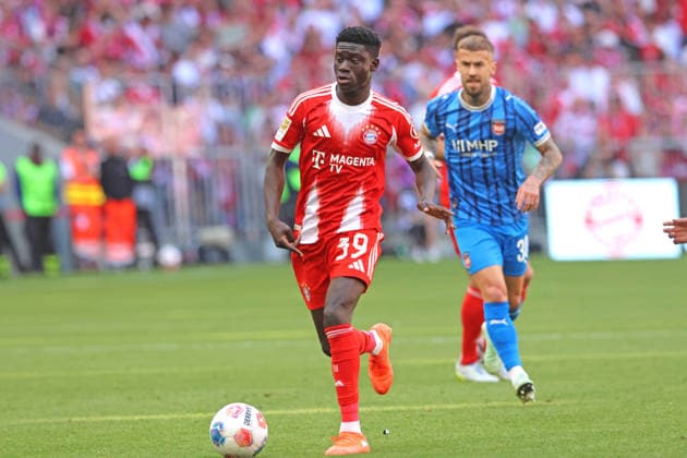 39 Bara Sapoko Ndiaye (FCB) gegen 30 Niklas Dorsch (Heidenheim) Aktion, Zweikampf, Fussball 1. BL FC Bayern München - 1. FC Heidenheim 02.05.2026 Allianz Arena FOTO: Mladen Lackovic LakoPress *** 39 Bara Sapoko Ndiaye FCB vs 30 Niklas Dorsch Heidenheim Action, duel, football 1 BL FC Bayern Munich 1 FC Heidenheim 02 05 2026 Allianz Arena PHOTO Mladen Lackovic LakoPress