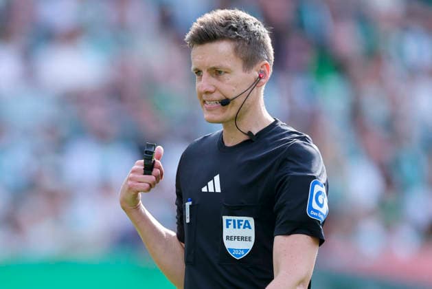 Schiedsrichter Daniel Siebert gestikuliert, Bundesliga, SV Werder Bremen v FC Augsburg, Weserstadion am 02. May 2026 in Bremen, Deutschland. (Foto von Marco Steinbrenner DeFodi Images) Schiedsrichter Daniel Siebert gestures, Bundesliga, SV Werder Bremen v FC Augsburg, Weserstadion, May 2, 2026 in Bremen, Germany. (Photo by Marco Steinbrenner DeFodi Images) DFL regulations prohibit any use of photographs as image sequences and or quasi-video. - *** Referee Daniel Siebert gestures, Bundesliga, SV Werder Bremen v FC Augsburg, Weserstadion on 02 May 2026 in Bremen, Germany Photo by Marco Steinbrenner DeFodi Images Referee Daniel Siebert gestures, Bundesliga, SV Werder Bremen v FC Augsburg, Weserstadion, May 2, 2026 in Bremen, Germany Photo by Marco Steinbrenner DeFodi Images DFL regulations prohibit any use of photographs as image sequences and or quasi video