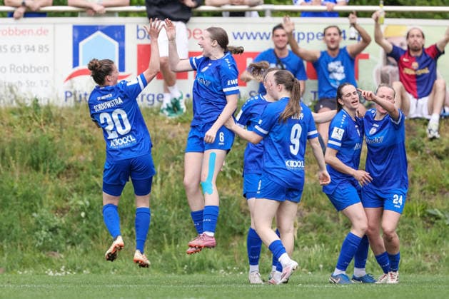 v.li.: Chantal Schouwstra (SV Meppen, 20), Torschützin Laura Bröring (SV Meppen, 6) und Spielerinnen vom SV Meppen mit Torjubel, Jubel, jubeln, jubelt, optimistisch, Spielszene, Highlight, Freude über das Tor zum 2:0, DIE DFB-RICHTLINIEN UNTERSAGEN JEGLICHE NUTZUNG VON FOTOS ALS SEQUENZBILDER UND ODER VIDEOÄHNLICHE FOTOSTRECKEN. DFB REGULATIONS PROHIBIT ANY USE OF PHOTOGRAPHS AS IMAGE SEQUENCES AND OR QUASI-VIDEO., 03.05.2026, Meppen (Deutschland), Fussball, 2. Frauen-Bundesliga, SV Meppen - FC Ingolstadt 04