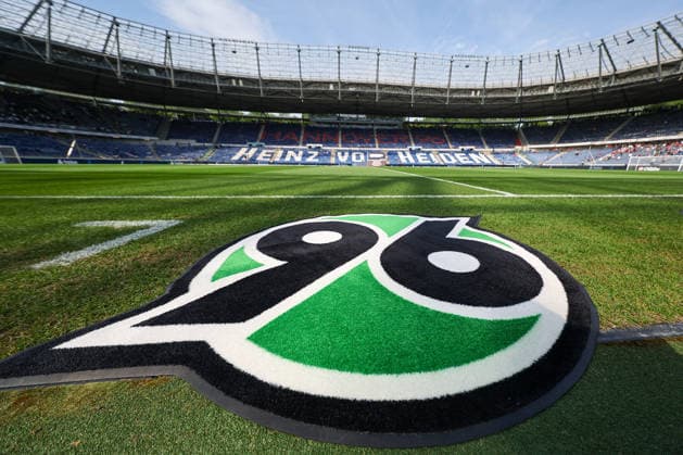 2. Bundesliga - Hannover 96 - SC Preußen Münster am 03.05.2026 in der Heinz von Heiden Arena in Hannover Hannover 96 Logo Teppich - Feature, Symbol, Symbolfoto, charakteristisch, Detail