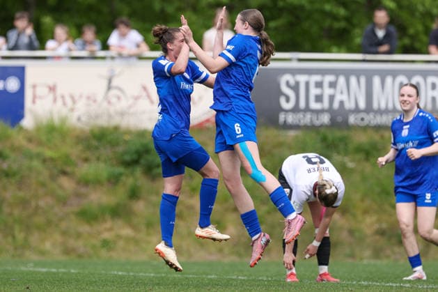 v.li.: Torschützin Chantal Schouwstra (SV Meppen, 20) und Laura Bröring (SV Meppen, 6) mit Torjubel, Jubel, jubeln, jubelt, optimistisch, Spielszene, Highlight, Freude über das Tor zum 3:0, DIE DFB-RICHTLINIEN UNTERSAGEN JEGLICHE NUTZUNG VON FOTOS ALS SEQUENZBILDER UND ODER VIDEOÄHNLICHE FOTOSTRECKEN. DFB REGULATIONS PROHIBIT ANY USE OF PHOTOGRAPHS AS IMAGE SEQUENCES AND OR QUASI-VIDEO., 03.05.2026, Meppen (Deutschland), Fussball, 2. Frauen-Bundesliga, SV Meppen - FC Ingolstadt 04