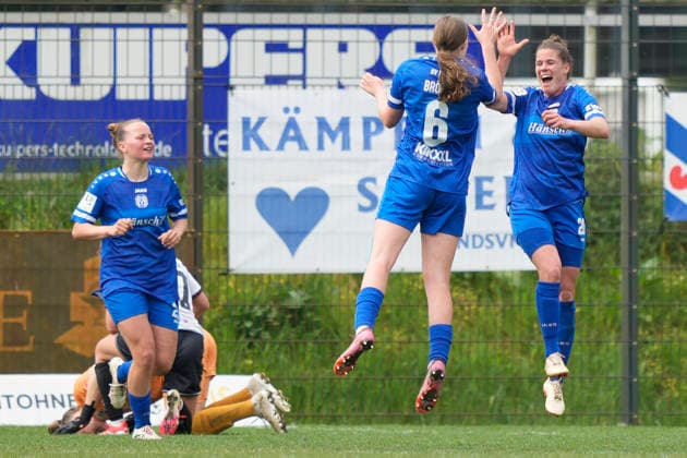 03.05.2026, Waldstadion, Meppen, GER, 2. Bundesliga, Frauen: SV Meppen vs FC Ingolstadt, Laura Bröring (SV Meppen 6) und Chantal Schouwstra (SV Meppen 20) jubeln nach dem 3:0 DFL REGULATIONS PROHIBIT ANY USE OF PHOTOGRAPHS AS IMAGE SEQUENCES AND OR QUASI-VIDEO. Meppen Niedersachsen Deutschland Waldstadion