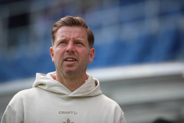 Florian Kohfeldt (SV Darmstadt 98, Chef-Trainer) betritt den Rasen, Karlsruher SC vs. SV Darmstadt 98, 2. Bundesliga, 32. Spieltag, 2025 2026, 03.05.2026, DFL REGULATIONS PROHIBIT ANY USE OF PHOTOGRAPHS AS IMAGE SEQUENCES AND OR QUASI-VIDEO, Karlsruher SC vs. SV Darmstadt 98, 2. Bundesliga, 32. Spieltag, 2025 2026, 03.05.2026 Karlsruhe