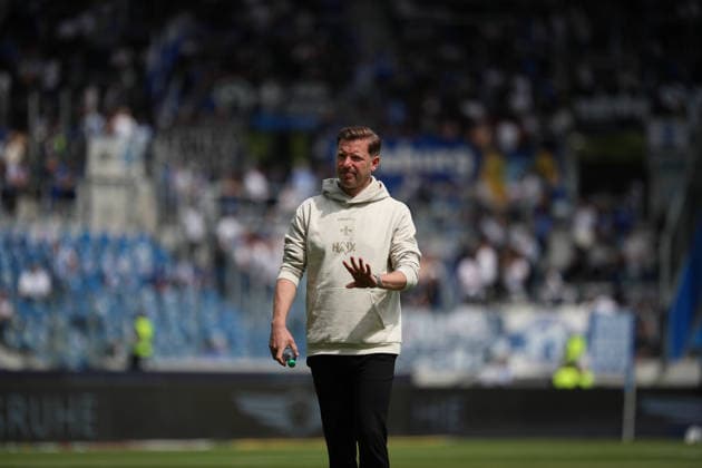 Ankunft in Karlsruhe Florian Kohfeldt (SV Darmstadt 98, Chef-Trainer) gruesst die Fans, Karlsruher SC vs. SV Darmstadt 98, 2. Bundesliga, 32. Spieltag, 2025 2026, 03.05.2026, DFL REGULATIONS PROHIBIT ANY USE OF PHOTOGRAPHS AS IMAGE SEQUENCES AND OR QUASI-VIDEO, Karlsruher SC vs. SV Darmstadt 98, 2. Bundesliga, 32. Spieltag, 2025 2026, 03.05.2026 Karlsruhe