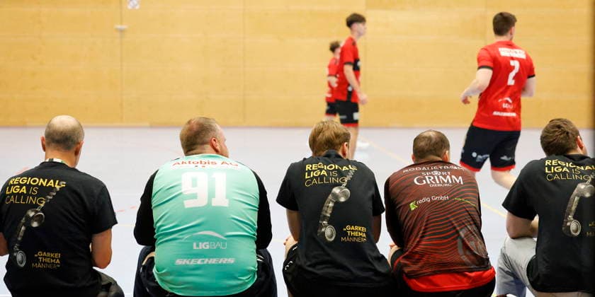 02.05.2026 Handball Oberliga Männer 2025 2026 SG Arheilgen - HSG Rodgau Nieder-Roden II (36:29) Spielerbank Rodgau mit Trikot Regionalliga is calling Aufdruck aufgrund Tabellenführung Darmstadt Hessen Deutschland