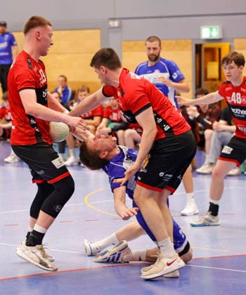 02.05.2026 Handball Oberliga Männer 2025 2026 SG Arheilgen - HSG Rodgau Nieder-Roden II (36:29) v. li. Nick Hundegger 13 Rodgau Lucas Kunz 20 SGA Jascha Schuricht 2 Rodgau Darmstadt Hessen Deutschland