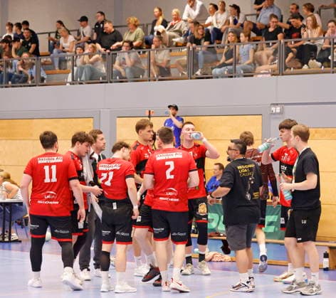 02.05.2026 Handball Oberliga Männer 2025 2026 SG Arheilgen - HSG Rodgau Nieder-Roden II (36:29) Auszeit Rodgau mit Trainer Ergun Sahin 4. v. re. Darmstadt Hessen Deutschland