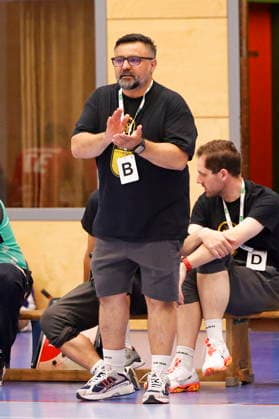 02.05.2026 Handball Oberliga Männer 2025 2026 SG Arheilgen - HSG Rodgau Nieder-Roden II (36:29) gestikulierend mit Händen Trainer Ergun Sahin (Rodgau) am Spielfeldrand Darmstadt Hessen Deutschland