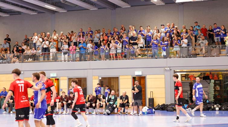 02.05.2026 Handball Oberliga Männer 2025 2026 SG Arheilgen - HSG Rodgau Nieder-Roden II (36:29) stehender Applaus vom Publikum gegen Spielende Darmstadt Hessen Deutschland