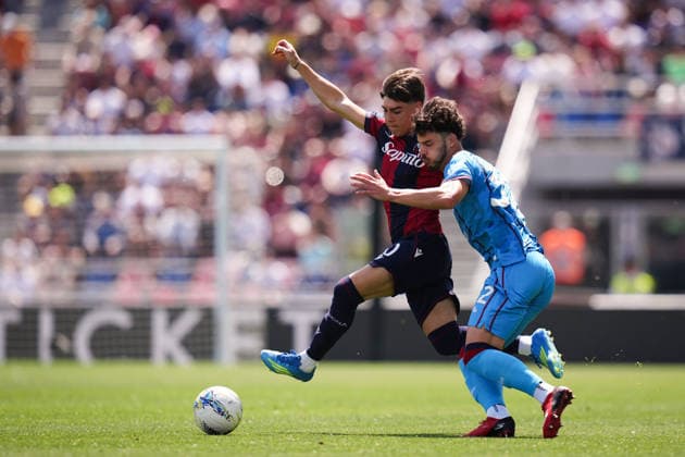 BolognaÕs Benjamin Dominguez fights for the ball with CagliariÕs Ze Pedro during the Serie A soccer match between Bologna and Cagliari at the Renato DallÕAra Stadium in Bologna, north Italy - Saturday, May 3, 2026 -  Copyright: xMassimoxPaolone LaPressex