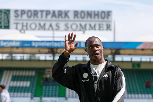 Mohamed Ali Zoma 23 (1FC Nuernberg) gruesst die Fans, SpVgg Greuther Fuerth vs. 1. FC Nuernberg, Fussball, Maenner, 2. Bundesliga, DFL, Saison 2025 2026, 32. Spieltag, Rueckrunde, 03.05.2026 DFB regulations prohibit any use of photographs as image sequences and or quasi-video Fuerth Bayern Deutschland