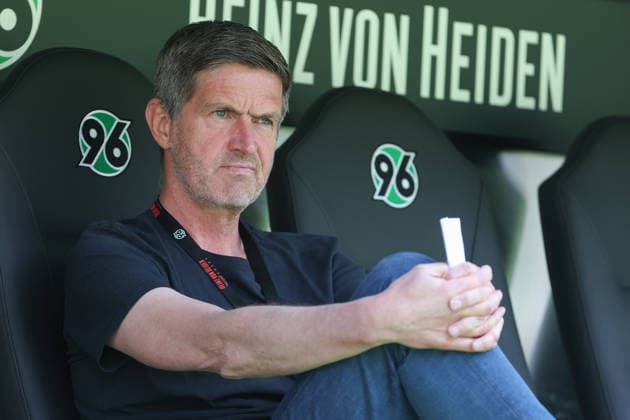 2. Bundesliga - Hannover 96 - SC Preußen Münster am 03.05.2026 in der Heinz von Heiden Arena in Hannover Sportdirektor Ralf Becker (Hannover) nachdenklich