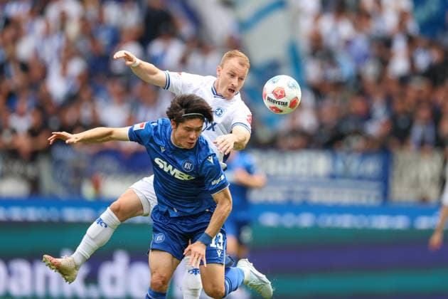 Fabian Holland (SV Darmstadt 98, 32) im Zweikampf mit Shio Fukuda (Karlsruher SC, 13), Karlsruher SC vs. SV Darmstadt 98, 2. Bundesliga, 32. Spieltag, 2025 2026, 03.05.2026, DFL REGULATIONS PROHIBIT ANY USE OF PHOTOGRAPHS AS IMAGE SEQUENCES AND OR QUASI-VIDEO, Karlsruher SC vs. SV Darmstadt 98, 2. Bundesliga, 32. Spieltag, 2025 2026, 03.05.2026 Karlsruhe