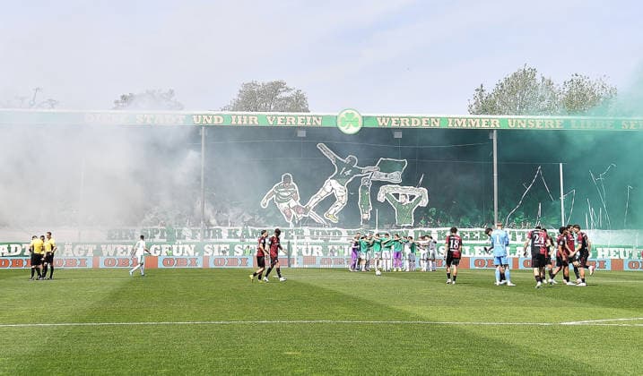 03.05.2026, xhbx, Fussball 2.Bundesliga, SpVgg Greuther Fuerth - 1.FC Nürnberg v.l. Fans, Anhänger, Choreo, Fahne, Banner, Schal von Spvgg. Greuther Fuerth, Bengalos, Rauch, Rauchbombe, Feuerwerk, Pyrotechnik (DFL DFB REGULATIONS PROHIBIT ANY USE OF PHOTOGRAPHS as IMAGE SEQUENCES and or QUASI-VIDEO) Fuerth