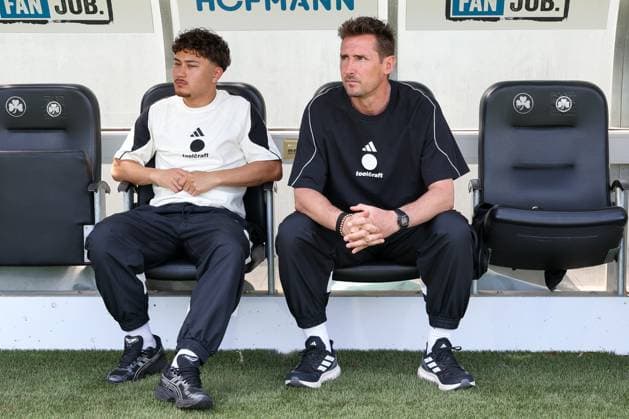 Justin von der Hitz (1FC Nuernberg), links, und Chef-Trainer Miroslave Klose (1. FC Nuernberg) , SpVgg Greuther Fuerth vs. 1. FC Nuernberg, Fussball, Maenner, 2. Bundesliga, DFL, Saison 2025 2026, 32. Spieltag, Rueckrunde, 03.05.2026 DFB regulations prohibit any use of photographs as image sequences and or quasi-video Fuerth Bayern Deutschland