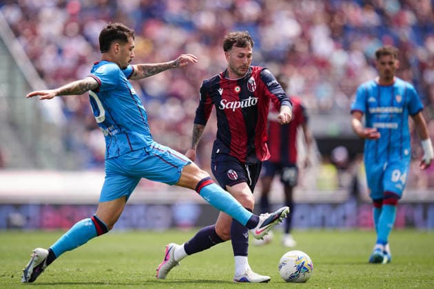 BolognaÕs Federico Bernardeschi fights for the ball with CagliariÕs Gianluca Gaetano during the Serie A soccer match between Bologna and Cagliari at the Renato DallÕAra Stadium in Bologna, north Italy - Saturday, May 3, 2026 -  Copyright: xMassimoxPaolone LaPressex