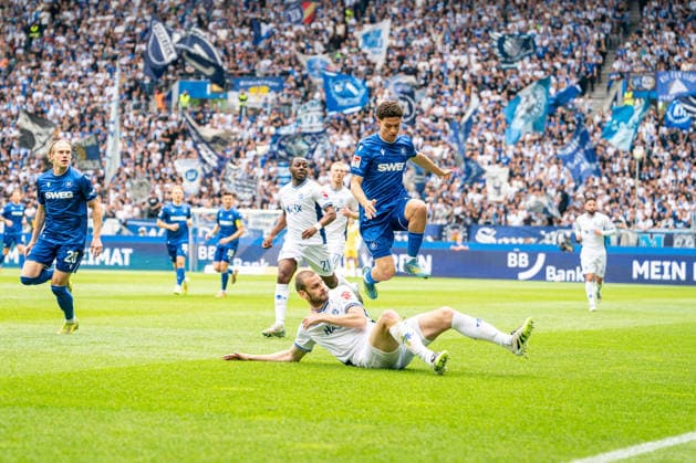 03.05.2026, xdaymx, Fussball 2.Bundesliga, Karlsruher SC - SV Darmstadt 98 vl. Aleksander Vukotic (SV Darmstadt 98) grätscht Louey Ben Farhat (Karlsruher SC) ab, der springt jedoch elegant über die Grätsche (DFL DFB REGULATIONS PROHIBIT ANY USE OF PHOTOGRAPHS as IMAGE SEQUENCES and or QUASI-VIDEO) Karlsruhe