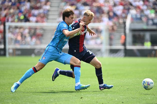 Jens Odgaard (Bologna Fc) in action hindered by Marco Palestra (cagliari Calcio) during Bologna FC vs Cagliari Calcio, Italian soccer Serie A match in Bologna, Italy, May 03 2026  Copyright: xGianlucaxRicci IPAxSportx xipa-agency.netx xx IPA_74401880 IPA_Agency_IPA74401880