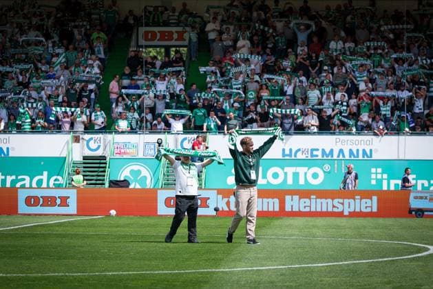Stadionsprecher Julian Pecher (Spvgg Greuther Fuerth) und Stadionsprecher Merlin vor dem Spiel, singen mit den Fans die Club-Hymne, SpVgg Greuther Fuerth vs. 1. FC Nuernberg, Fussball, Maenner, 2. Bundesliga, DFL, Saison 2025 2026, 32. Spieltag, Rueckrunde, 03.05.2026 DFB regulations prohibit any use of photographs as image sequences and or quasi-video Fuerth Bayern Deutschland