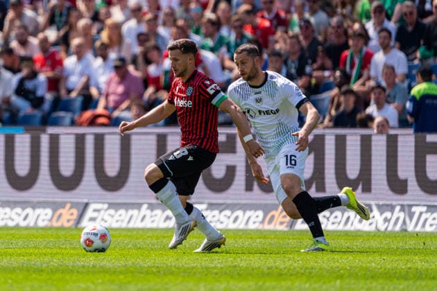 Hannover, Deutschland 03. Mai 2026: 2. BL - 2025 2026 - Sp. 32 - Hannover 96 gegen Preußen Münster Im Bild: v. li. im Zweikampf Enzo Leopold (HAN) und Torge Paetow (PRM) DFL DFB regulations prohibit any use of photographs as image sequences and or quasi-video Heinz von Heiden Arena Niedersachsen