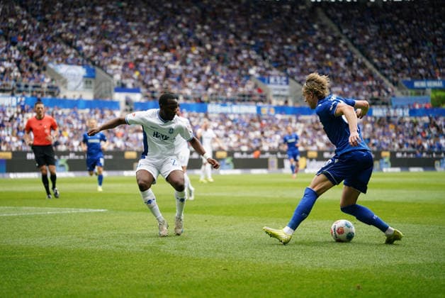 03.05.2026, xdaymx, Fussball 2.Bundesliga, Karlsruher SC - SV Darmstadt 98 vl. Merveille Papela (SV Darmstadt 98) und David Herold (Karlsruher SC) im Zweikampf (DFL DFB REGULATIONS PROHIBIT ANY USE OF PHOTOGRAPHS as IMAGE SEQUENCES and or QUASI-VIDEO) Karlsruhe
