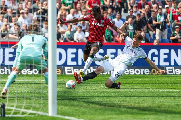 2. Bundesliga - Hannover 96 - SC Preußen Münster am 03.05.2026 in der Heinz von Heiden Arena in Hannover Mustapha Bundu Shong Hames (Hannover 7) gegen Niko Koulis (Muenster 24)