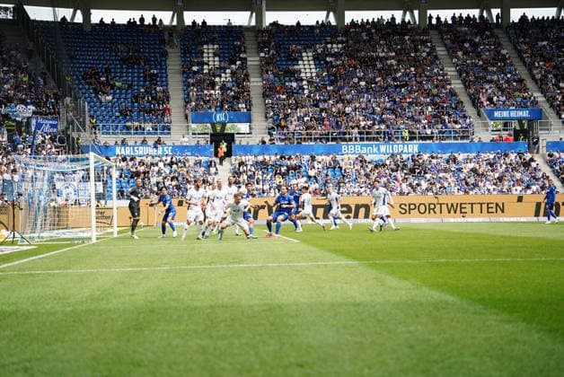 03.05.2026, xdaymx, Fussball 2.Bundesliga, Karlsruher SC - SV Darmstadt 98 Fabian Holland (SV Darmstadt 98) klärt eine Ecke von Marvin Wanitzek (Karlsruher SC) (DFL DFB REGULATIONS PROHIBIT ANY USE OF PHOTOGRAPHS as IMAGE SEQUENCES and or QUASI-VIDEO) Karlsruhe