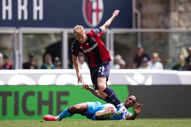 BolognaÕs Jens Odgaard fights for the ball with CagliariÕs Yerry Mina during the Serie A soccer match between Bologna and Cagliari at the Renato DallÕAra Stadium in Bologna, north Italy - Saturday, May 3, 2026 -  Copyright: xMassimoxPaolone LaPressex