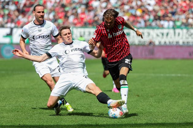 2. Bundesliga - Hannover 96 - SC Preußen Münster am 03.05.2026 in der Heinz von Heiden Arena in Hannover Jano ter Horst (Muenster 27) gegen Kolja Nuno Oudenne (Hannover 29)