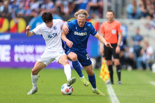 Hiroki Akiyama (SV Darmstadt 98, 16) im Zweikampf mit David Herold (Karlsruher SC, 20), Karlsruher SC vs. SV Darmstadt 98, 2. Bundesliga, 32. Spieltag, 2025 2026, 03.05.2026, DFL REGULATIONS PROHIBIT ANY USE OF PHOTOGRAPHS AS IMAGE SEQUENCES AND OR QUASI-VIDEO, Karlsruher SC vs. SV Darmstadt 98, 2. Bundesliga, 32. Spieltag, 2025 2026, 03.05.2026 Karlsruhe