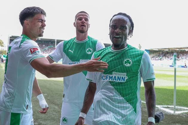 Jubel bei Noel Futkeu 9 (Spvgg Greuther Fuerth), rechts, mit Aaron Keller 16 (Spvgg Greuther Fuerth) und Jan Elvedi 15 (Spvgg Greuther Fuerth) nach dem 1:0, Emotion, Freude, SpVgg Greuther Fuerth vs. 1. FC Nuernberg, Fussball, Maenner, 2. Bundesliga, DFL, Saison 2025 2026, 32. Spieltag, Rueckrunde, 03.05.2026 DFB regulations prohibit any use of photographs as image sequences and or quasi-video Fuerth Bayern Deutschland
