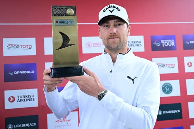 Turkish Airlines Open 2026 Golf Tournament in Antalya ANTALYA, TURKIYE - MAY 3: Mikael Lindberg (R) of Sweden reveices his championship award after Turkish Airlines Open 2026 Golf Tournament, as part of the DP World Tour Asia Series, at the Regnum National Golf Club in the Belek Tourism Center in the Serik district of Antalya, Turkiye on May 3, 2026. Orhan Cicek Anadolu Antalya Turkey. Editorial use only. Please get in touch for any other usage.  Copyright: x2026xAnadoluxOrhanxCicekx
