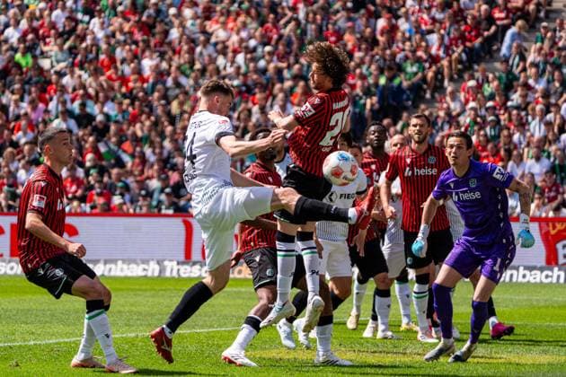 Hannover, Deutschland 03. Mai 2026: 2. BL - 2025 2026 - Sp. 32 - Hannover 96 gegen Preußen Münster Im Bild: v. li. im Zweikampf Niko Koulis (PRM) und Kolja Nuno Oudenne (HAN) DFL DFB regulations prohibit any use of photographs as image sequences and or quasi-video Heinz von Heiden Arena Niedersachsen