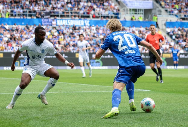 Deutschland: Karlsruher SC vs. SV Darmstadt 98, 32. Spieltag, 2. Bundesliga, Saison 2025 26, BBBank Wildpark (Karlsruhe): David Herold, (Karlsruher SC, 20), Merveille Papela, (SV Darmstadt 98, 21) Karlsruhe BBBank Wildpark Baden-Württemberg Deutschland