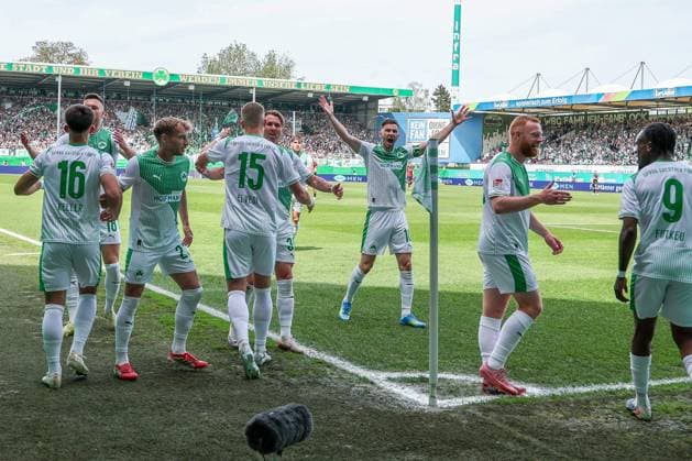 Torjubel der Mannschaft (Spvgg Greuther Fuerth) nach de, 1:0 durch Noel Futkeu 9 (Spvgg Greuther Fuerth), Emotion, Freude, SpVgg Greuther Fuerth vs. 1. FC Nuernberg, Fussball, Maenner, 2. Bundesliga, DFL, Saison 2025 2026, 32. Spieltag, Rueckrunde, 03.05.2026 DFB regulations prohibit any use of photographs as image sequences and or quasi-video Fuerth Bayern Deutschland