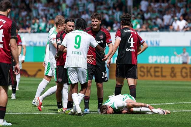 Rudelbildung, Aufregung nach einem harten Foul an Felix Klaus 30 (Spvgg Greuther Fuerth), der auf dem Boden liegt, SpVgg Greuther Fuerth vs. 1. FC Nuernberg, Fussball, Maenner, 2. Bundesliga, DFL, Saison 2025 2026, 32. Spieltag, Rueckrunde, 03.05.2026 DFB regulations prohibit any use of photographs as image sequences and or quasi-video Fuerth Bayern Deutschland
