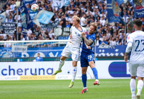 Deutschland: Karlsruher SC vs. SV Darmstadt 98, 32. Spieltag, 2. Bundesliga, Saison 2025 26, BBBank Wildpark (Karlsruhe): Isac Lidberg, (SV Darmstadt 98, 7), Marcel Franke, (Karlsruher SC, 28) Zweikampf Karlsruhe BBBank Wildpark Baden-Württemberg Deutschland