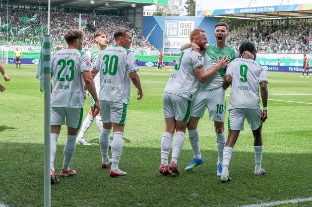 Branimir Hrgota 10 (Spvgg Greuther Fuerth) jubelt energisch mit Paul Will 13 (Spvgg Greuther Fuerth) und Noel Futkeu 9 (Spvgg Greuther Fuerth) nach dem 1:0, SpVgg Greuther Fuerth vs. 1. FC Nuernberg, Fussball, Maenner, 2. Bundesliga, DFL, Saison 2025 2026, 32. Spieltag, Rueckrunde, 03.05.2026 DFB regulations prohibit any use of photographs as image sequences and or quasi-video Fuerth Bayern Deutschland