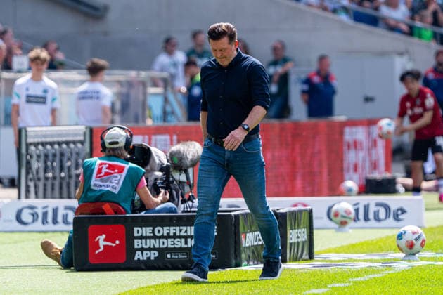Hannover, Deutschland 03. Mai 2026: 2. BL - 2025 2026 - Sp. 32 - Hannover 96 gegen Preußen Münster Im Bild: Trainer Christian Titz (HAN) ist nachdenklich auf dem Spielfeld. DFL DFB regulations prohibit any use of photographs as image sequences and or quasi-video Heinz von Heiden Arena Niedersachsen