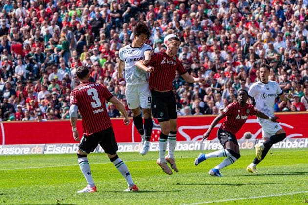 Hannover, Deutschland 03. Mai 2026: 2. BL - 2025 2026 - Sp. 32 - Hannover 96 gegen Preußen Münster Im Bild: v. li. im Zweikampf Shin Yamada (PRM) und Bastian Allgeier (HAN) DFL DFB regulations prohibit any use of photographs as image sequences and or quasi-video Heinz von Heiden Arena Niedersachsen