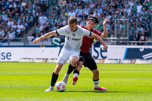 Hannover, Deutschland 03. Mai 2026: 2. BL - 2025 2026 - Sp. 32 - Hannover 96 gegen Preußen Münster Im Bild: v. li. im Zweikampf Jano ter Horst (PRM) und Daisuke Yokota (HAN) DFL DFB regulations prohibit any use of photographs as image sequences and or quasi-video Heinz von Heiden Arena Niedersachsen