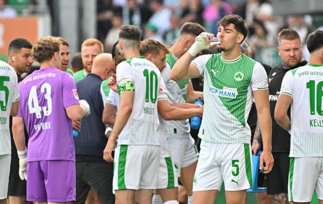 03.05.2026 - Fussball - Saison 2025 2026 - 2. Fussball - Bundesliga - Derby Frankenderby - 32. Spieltag: SpVgg Greuther Fürth ( Kleeblatt ) - 1. FC Nürnberg FCN ( Club ) - Sportfoto Zink MeZi - xmexzix - DFL regulations prohibit any use of photographs as image sequences and or quasi-video - only for editorial use - Reno Münz Muenz (5, SpVgg Greuther Fürth, rechts ) Trinkpause